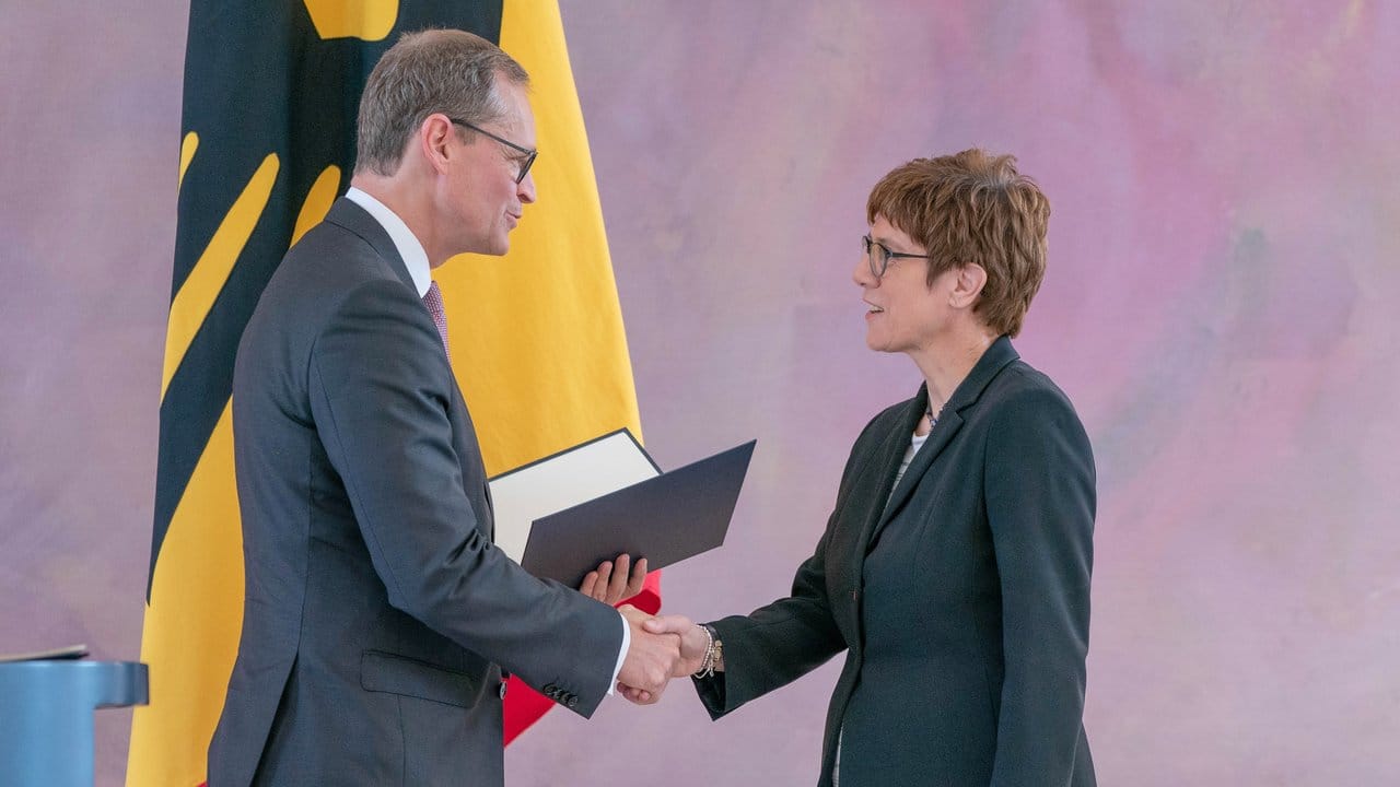 Annegret Kramp-Karrenbauer erhält ihre Ernennungsurkunde aus den Händen von Berlins Regierendem Bürgermeister Michael Müller, der als stellvertretender Bundesratspräsident Bundespräsident Steinmeier vertritt.