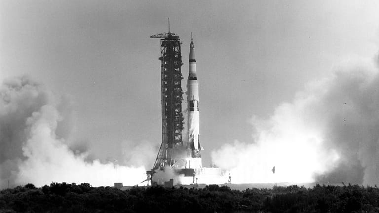 Am 16. Juli 1969 verlässt eine Saturn-V-Rakete mit den drei Astronauten Neil Armstrong, Edwin „Buzz“ Aldrin und Michael Collins an Bord die Erde. Ihr Ziel: der Mond.