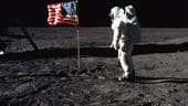 Als erster Mensch betrat Neil Armstrong den Mond. Dieses Bild zeigt Edwin Aldrin, der nach Armstrong aus der Mondfähre kletterte, neben der US-Flagge auf dem Mond.