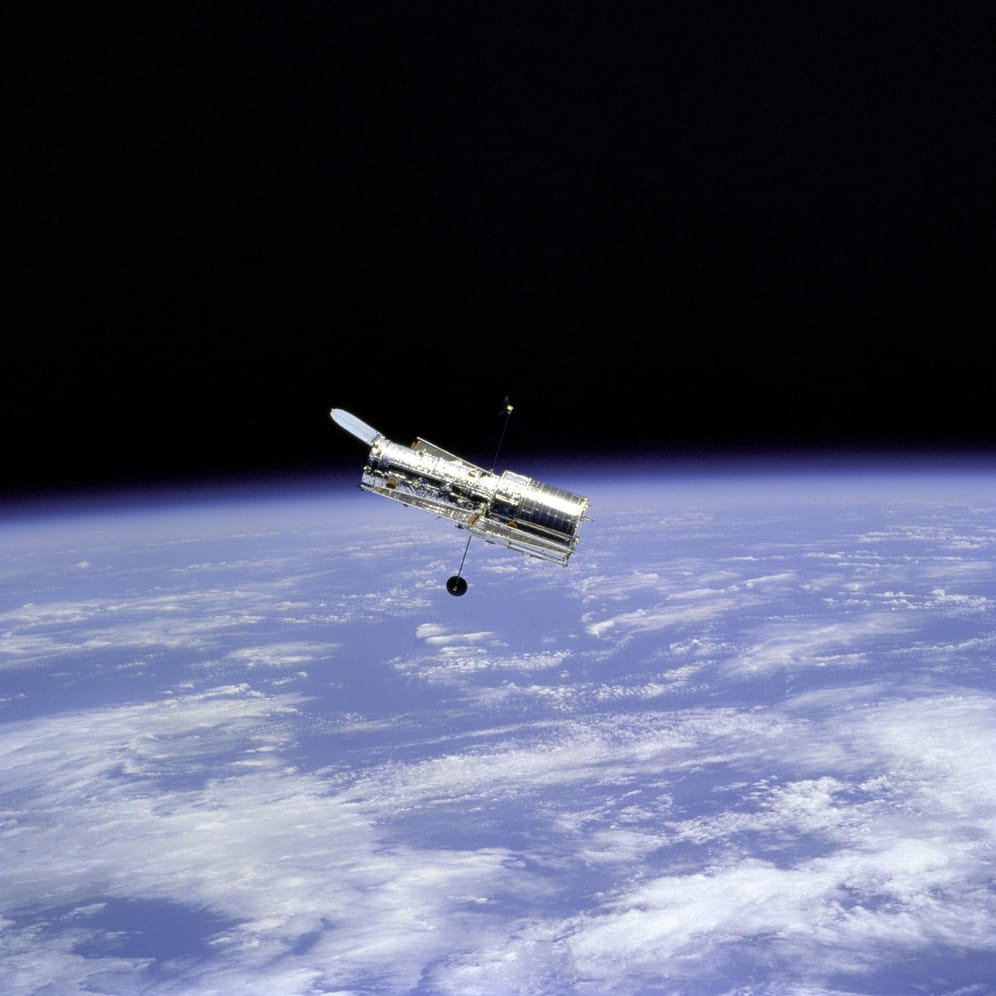 1990 schickt die Nasa mit dem Hubble-Weltraumteleskop ihren vielleicht erfolgreichsten Fotografen ins All. Auch wenn es zunächst Schwierigkeiten gibt: Ab 1993 sendet das Hubble-Telekop regelmäßig atemberaubende Bilder aus dem Weltraum.