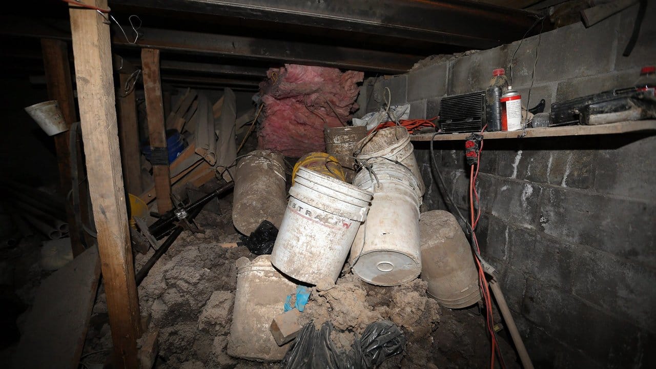 "El Chapo" war weg - und hinterließ nur Müll und Erdaushub: Nach nur 17 Monaten in Haft floh der Drogenboss 2015 durch einen 1,5 Kilometer langen Tunnel aus dem Gefängnis Altiplano. "El Chapo" war weg - und hinterließ nur Müll und Erdaushub: Nach nur 17 Monaten in Haft floh der Drogenboss 2015 durch einen 1,5 Kilometer langen Tunnel aus dem Gefängnis Altiplano.