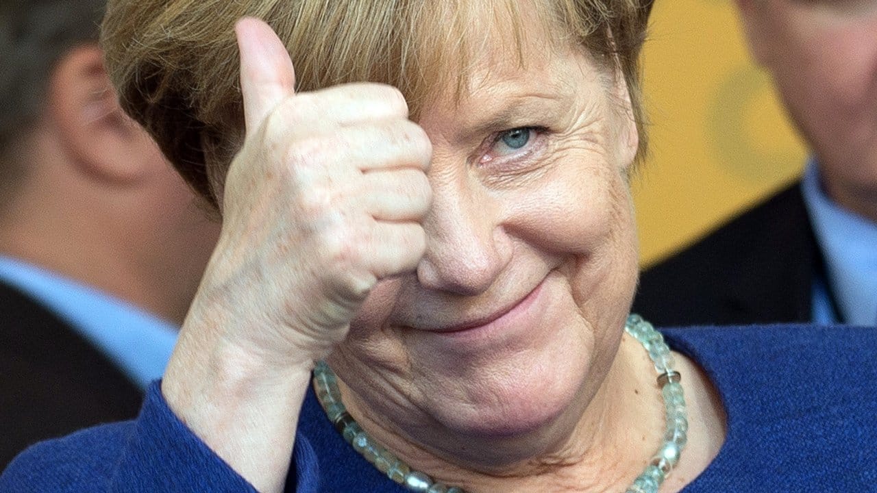 Wahlkampf 2017: Bundeskanzlerin Angela Merkel zeigt in Fritzlar den Daumen.