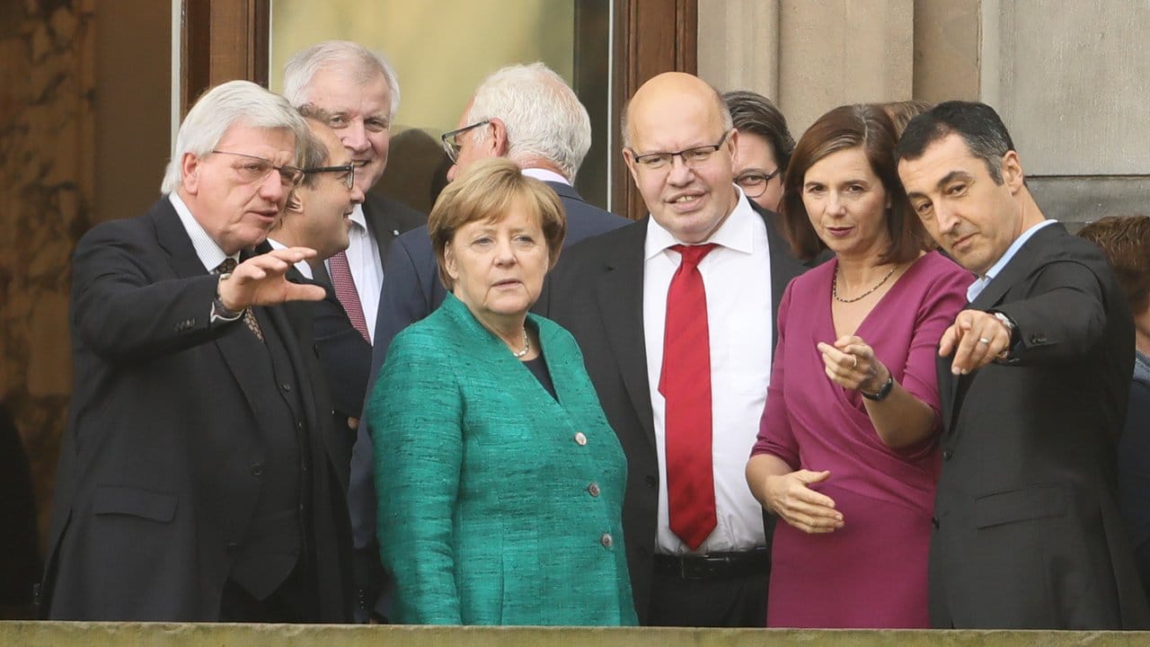Merkel steht vor den Sondierungsgesprächen zwischen der Union und den Grünen im Jahr 2017 auf dem Balkon mit Kollegen beider Parteien.