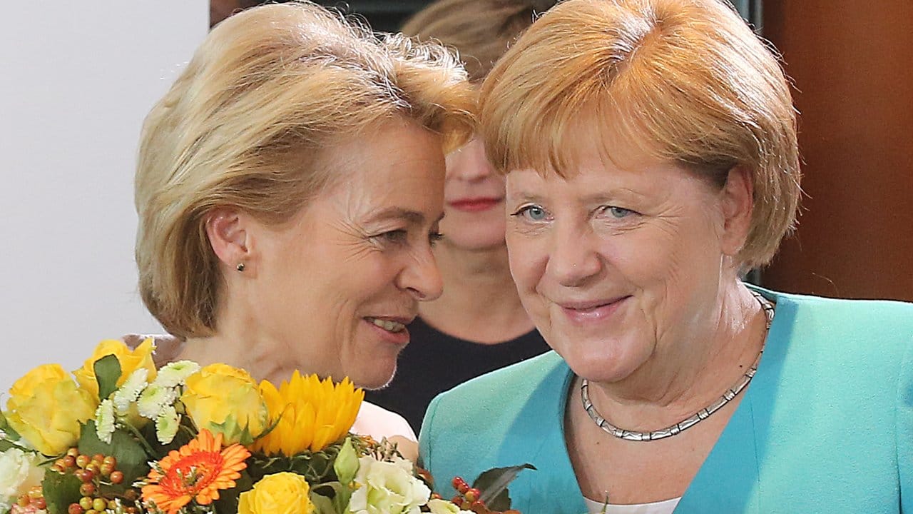 Ursula von der Leyen wendet sich lächelnd Bundeskanzlerin Angela Merkel zu.