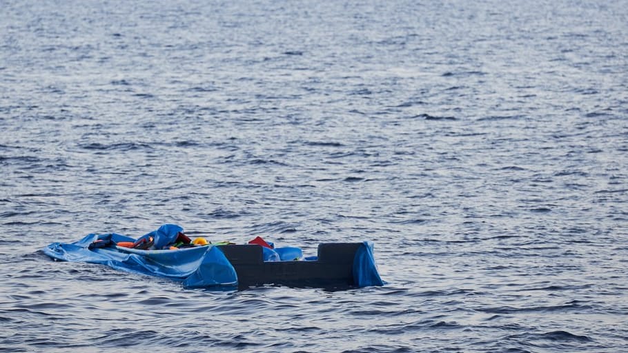 Verlassenes Schlauchboot im Mittelmeer.