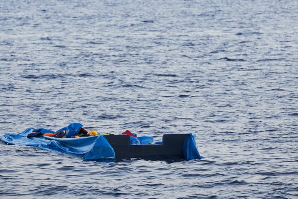 Verlassenes Schlauchboot im Mittelmeer.