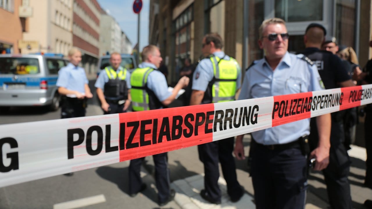 Die Polizei sperrte eine Straße in der Kölner Innenstadt.