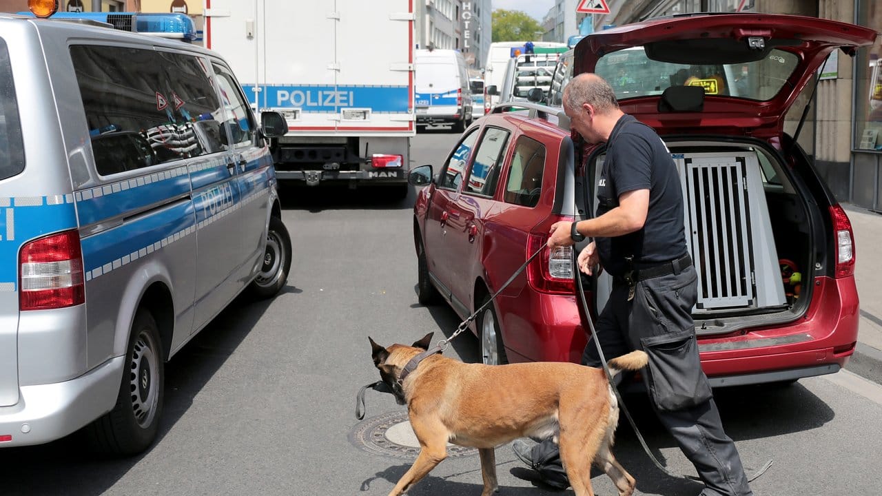 Auch ein Sprengstoffspürhund wurde in Köln eingesetzt.