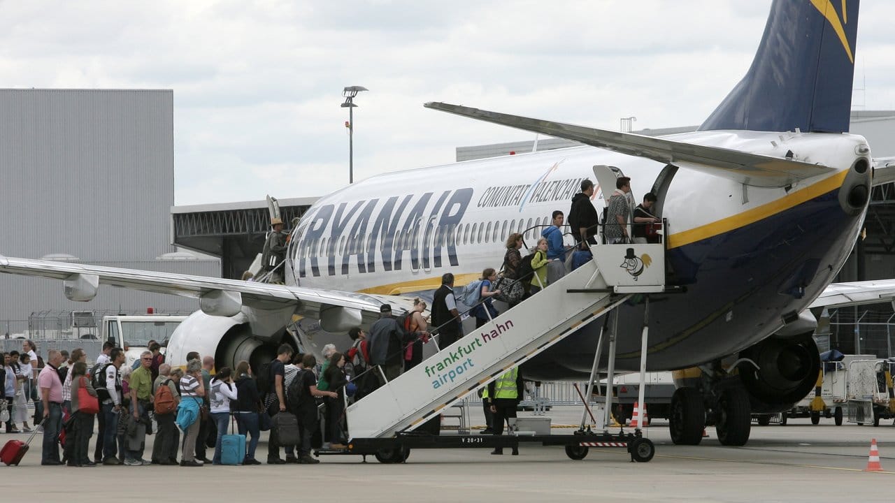 Billiger als Zugfahren: Passagiere steigen in ein Flugzeug der irischen Low-Cost-Airline Ryanair.