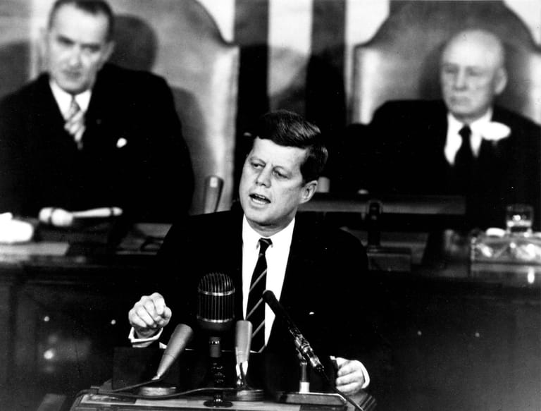 25. Mai 1961: Der US-Präsident John F. Kennedy verkündet, dass die USA bis zum Ende des Jahrzehnts als erste Nation einen Menschen auf den Mond und wieder sicher zurückbringen wollen.