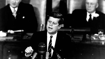 25. Mai 1961: Der US-Präsident John F. Kennedy verkündet, dass die USA bis zum Ende des Jahrzehnts als erste Nation einen Menschen auf den Mond und wieder sicher zurückbringen wollen.