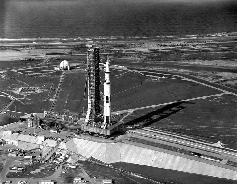 Aber die USA geben den Traum von der Mondlandung trotz des Unglücks nicht auf. Die Trägerrakete Saturn V wird bis 1972 insgesamt 17 Apollo-Missionen ins All befördern.
