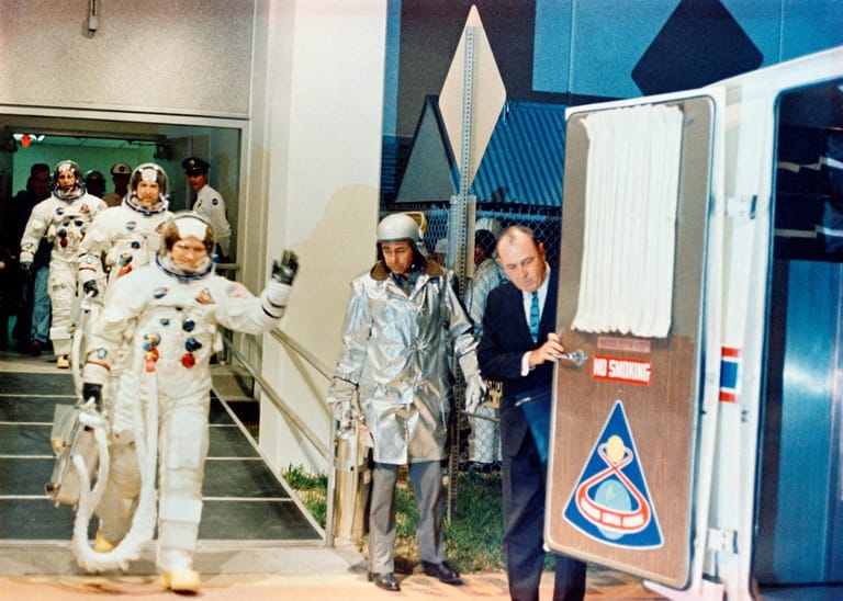 Frank Borman, James Lovell und William Anders starten am 21. Dezember 1968 mit der Apollo 8 zum ersten Mal in der Geschichte der Menschheit zum Mond.