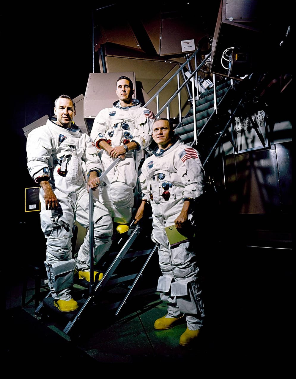 Die Crew schafft die erste bemannte Umkreisung des Mondes.
