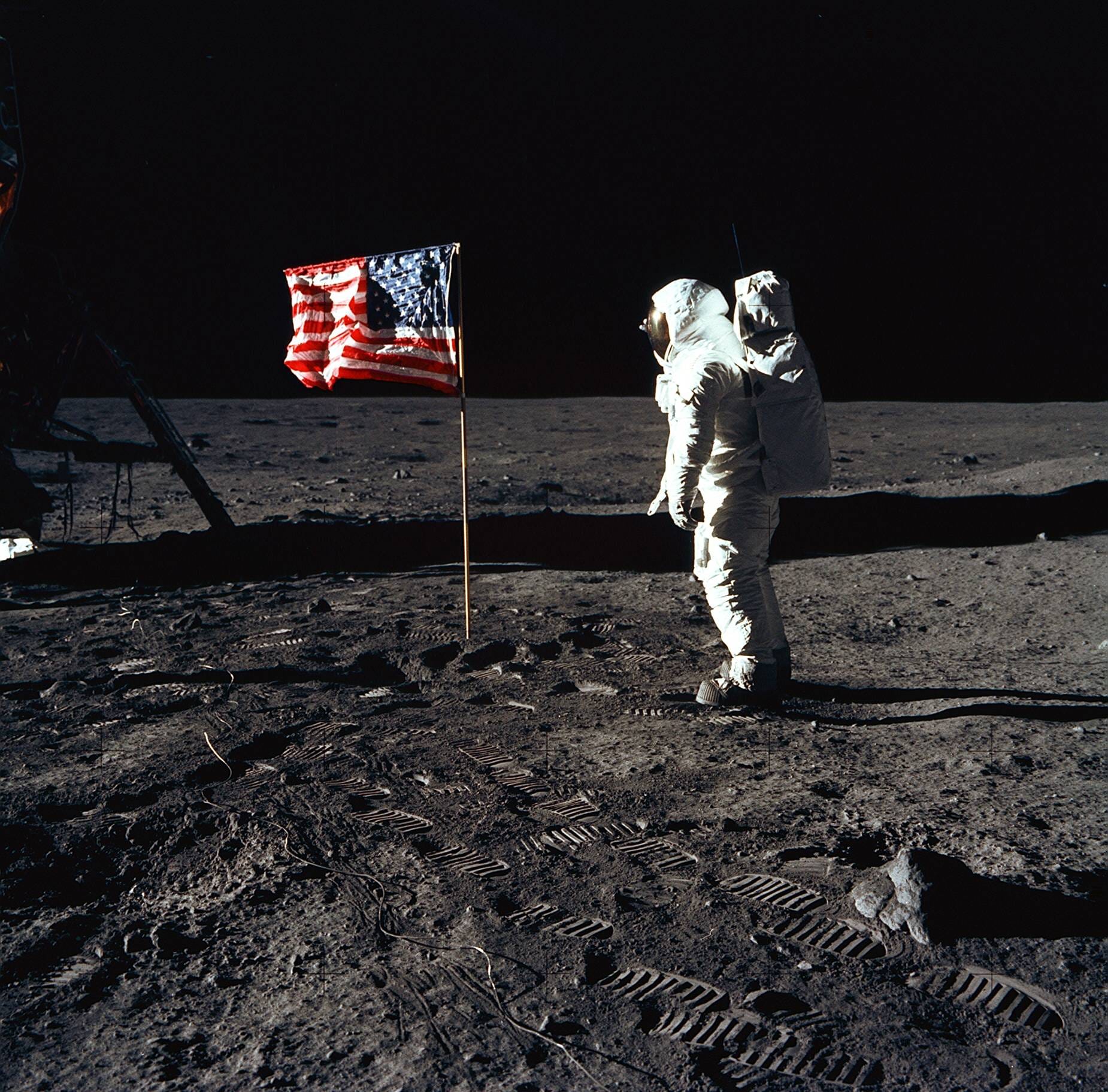 Der Astronaut Edwin Aldrin läuft über die Mondoberfläche.