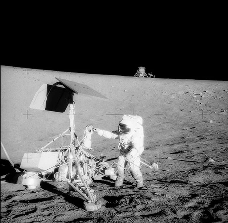 Der Astronaut Charles Conrad untersucht die Mondoberfläche.