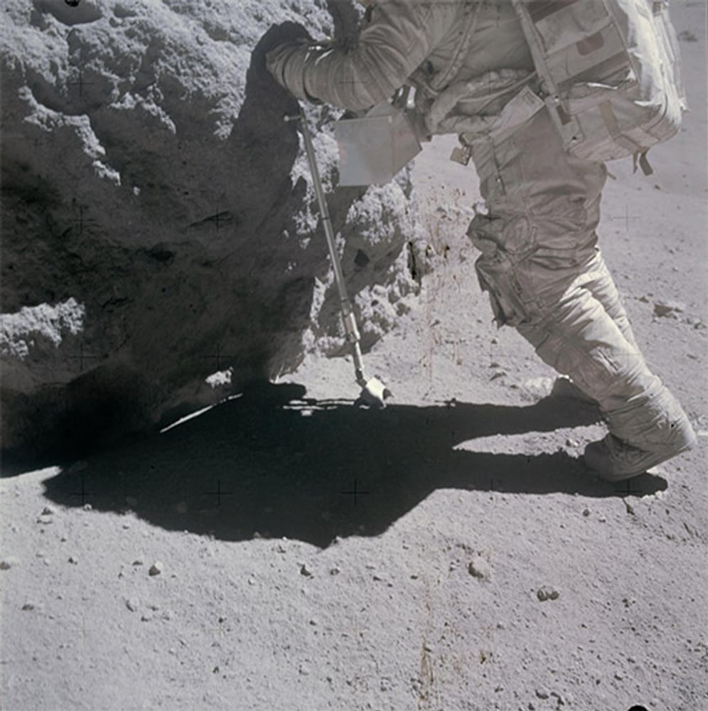Apollo 16 landet am 20. April 1972 auf dem Mond und erforscht die Gegebenheiten.