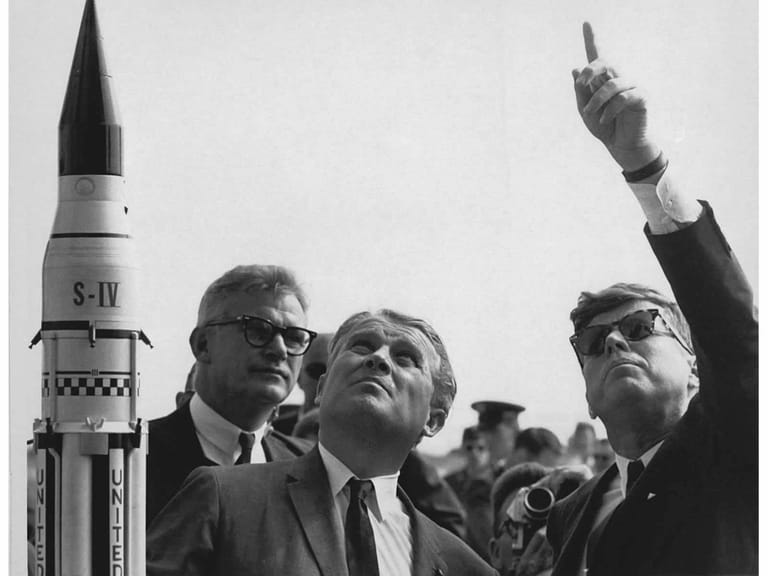 Kennedy (r.) wird 1963 der geplante Start von Apollo 1 erklärt.