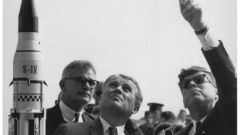 Kennedy (r.) wird 1963 der geplante Start von Apollo 1 erklärt.