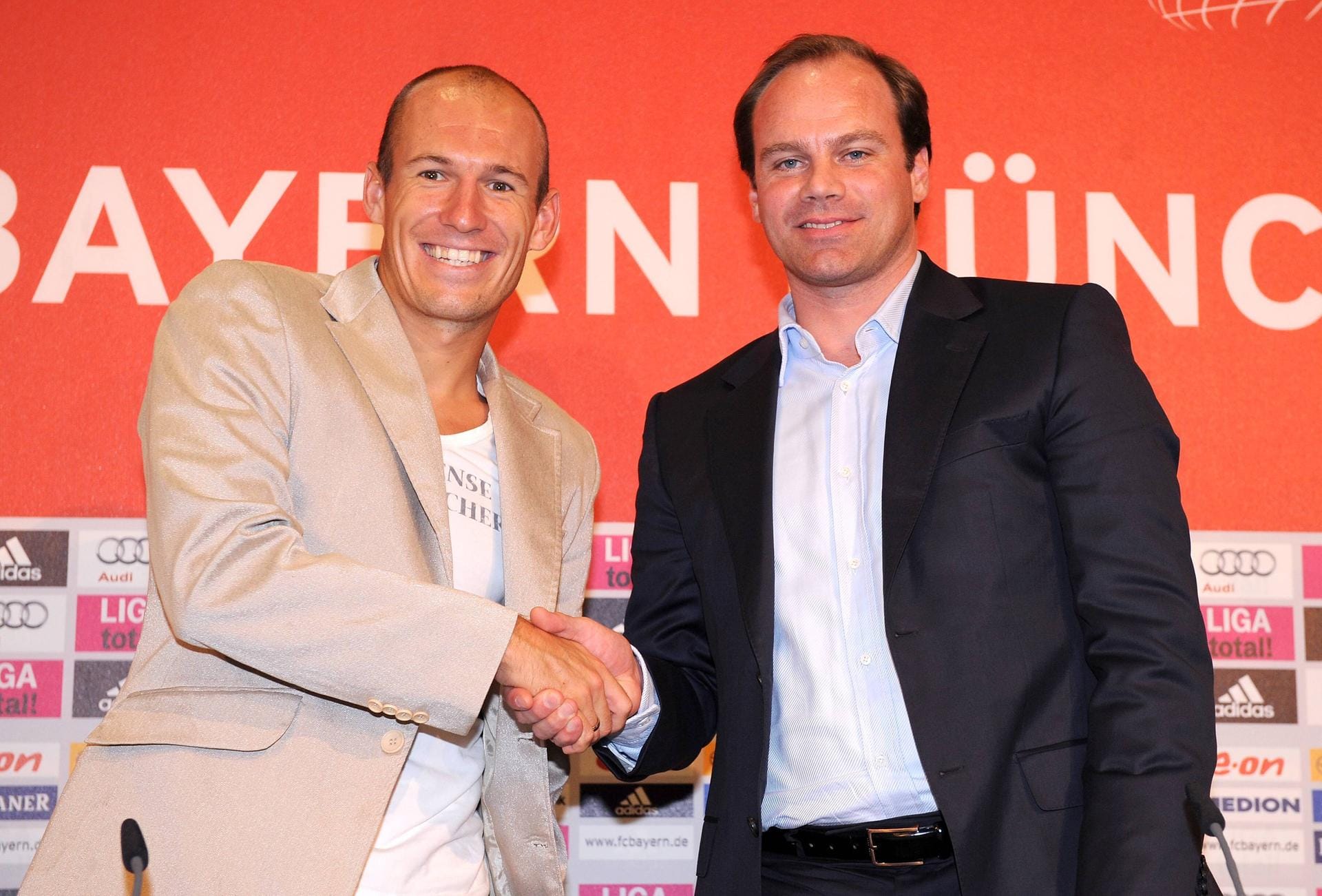 Arjen Robben (links): Transferdatum: 28. August 2009. Ablöse: 25 Millionen Euro. Abgebender Verein: Real Madrid.