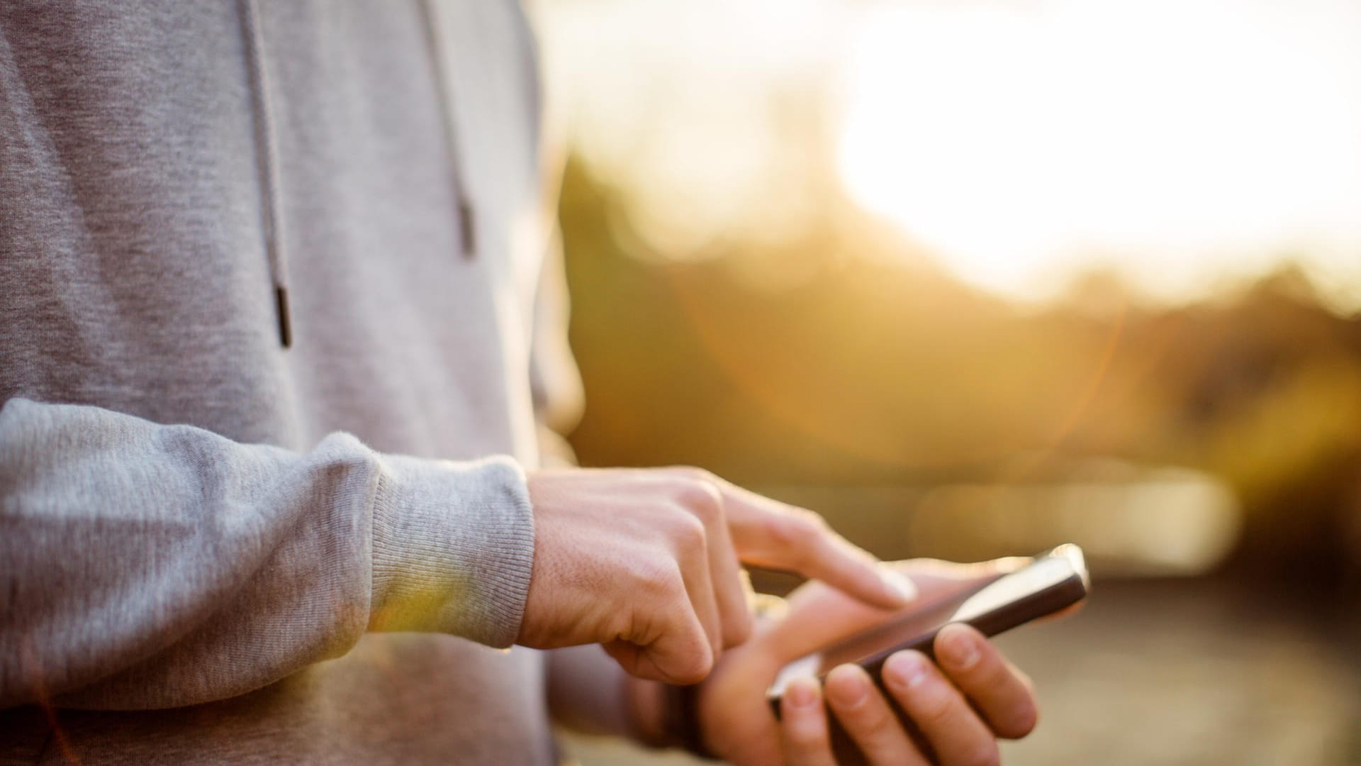 Urban runner using smart phone app for training