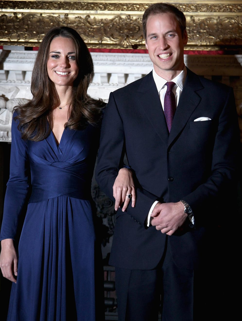 November 2010: Kate und William strahlen um die Wette, als sie ihre Verlobung verkünden. Im Oktober hat Kate bei einem Urlaub in Kenia Ja zu ihrer großen Liebe gesagt.