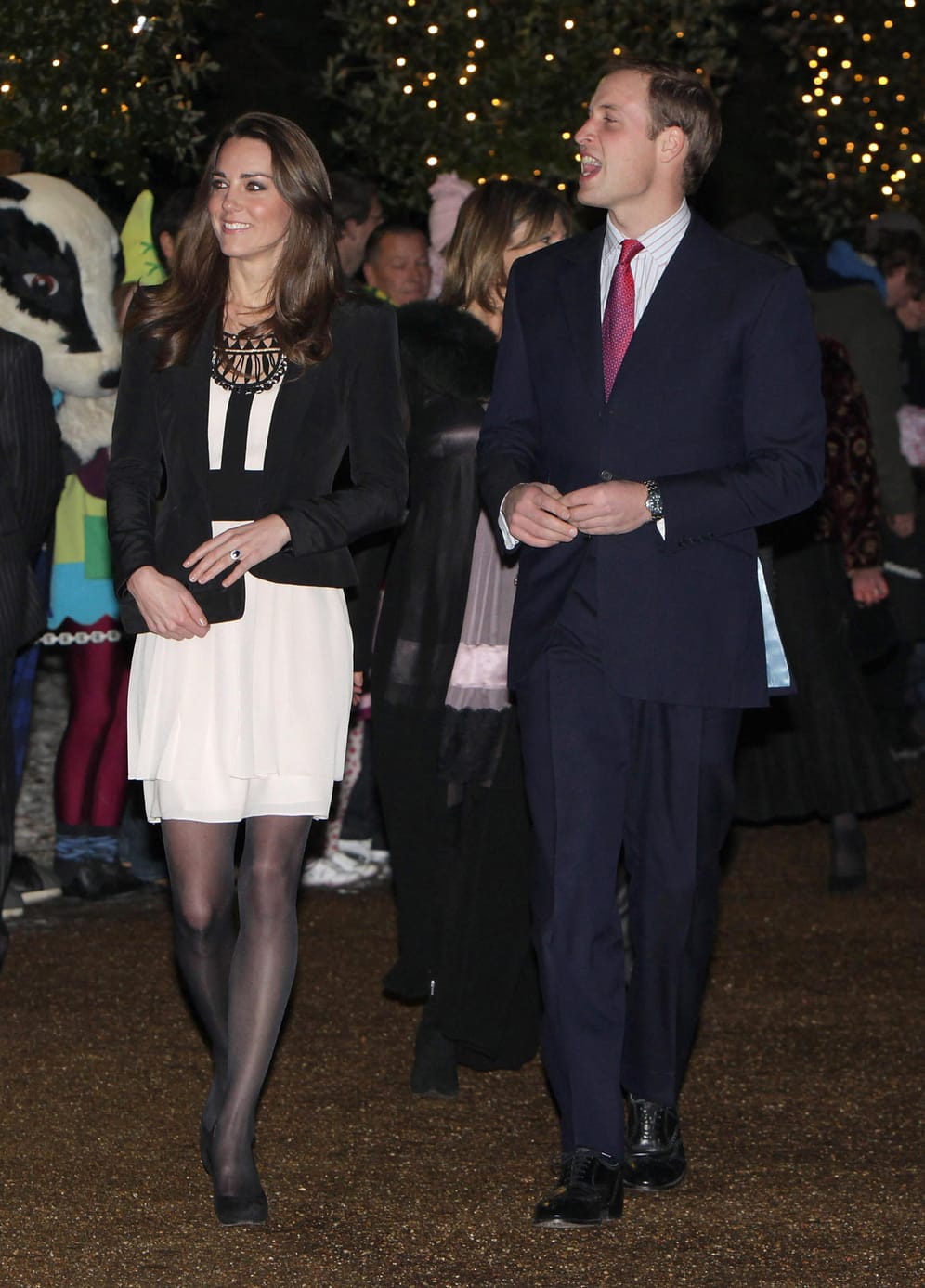Dezember 2010: Bei einem Charity-Event in Fakenham trägt die Verlobte von Prinz William nun, wie es das Protokoll verlangt, eine Strumpfhose und einen Blazer, der die Arme bedeckt.