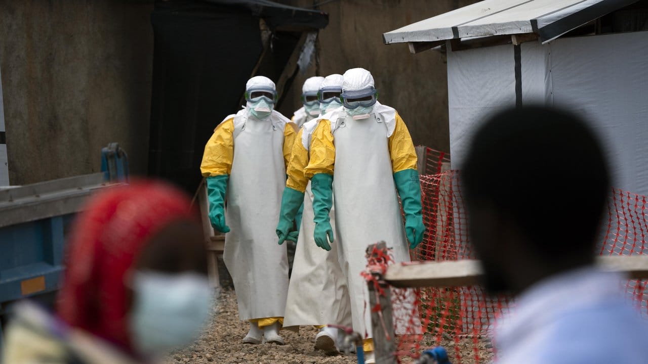 Medizinisches Personal in Schutzanzügen in einem Behandlungszentrum für Ebola-Erkrankte im kongolesischen Beni.