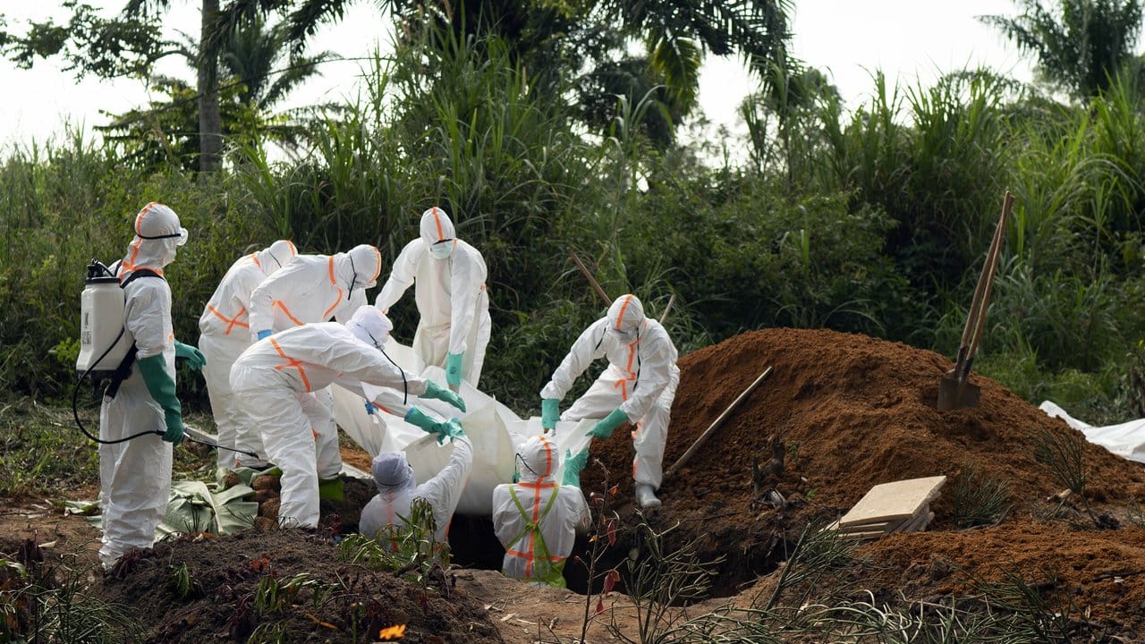 Unter strengsten Sicherheitsvorkehrungen wird ein Ebola-Opfer auf einem muslimischen Friedhof im Kongo beigesetzt.