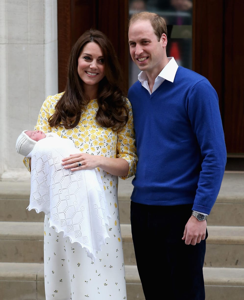 Mai 2015: Prinzessin Charlotte erblickt das Licht der Welt. Genau wie bei George zeigen die stolzen Eltern ihr Baby das erste Mal kurz nach der Geburt.