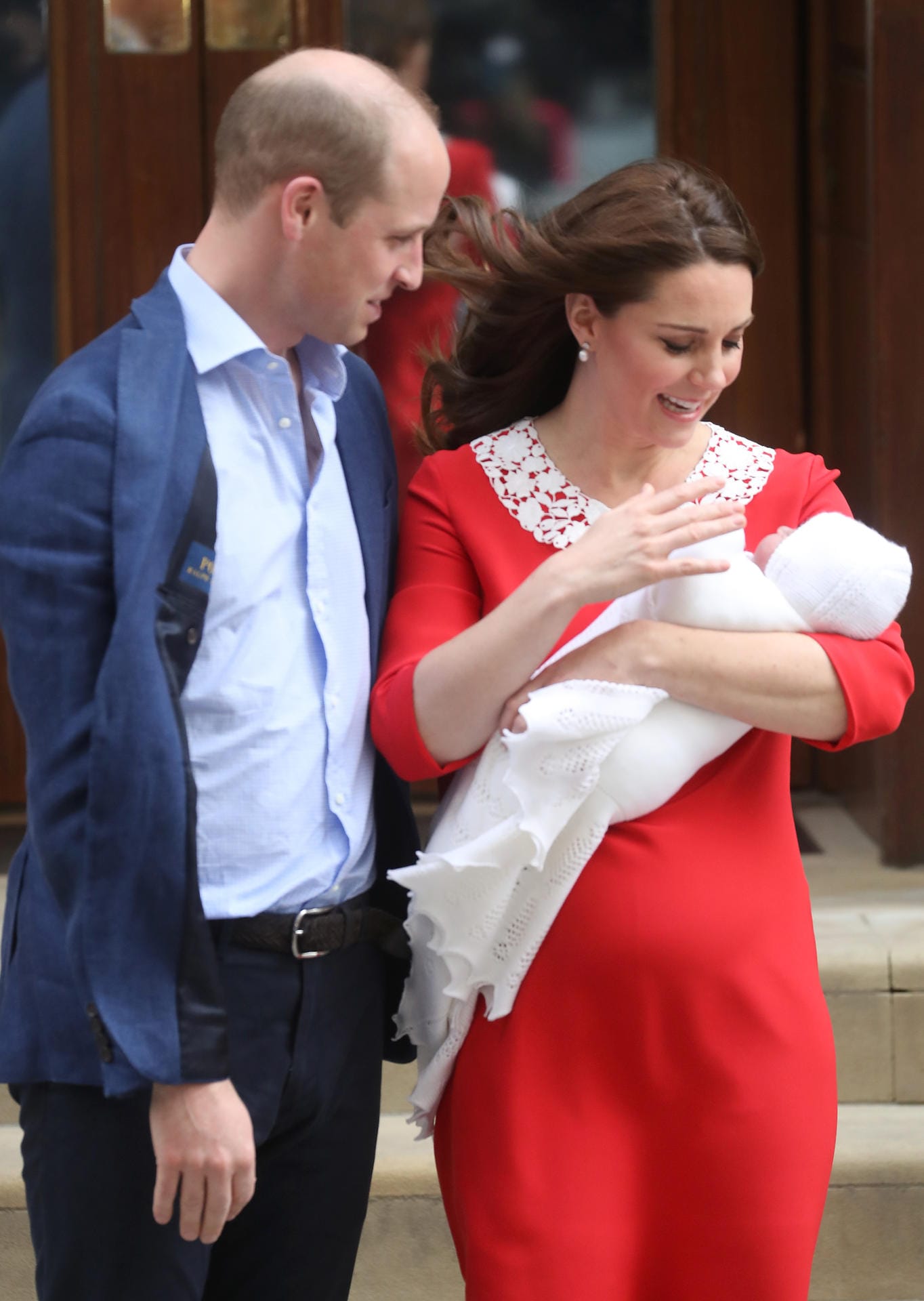 April 2018: Der dritte Spross der Royals kommt auf die Welt. Prinz Louis von Cambridge verzückt Mama und Papa. Kate präsentiert ihr drittes Kind in einem auffälligem roten Kleid der Öffentlichkeit.