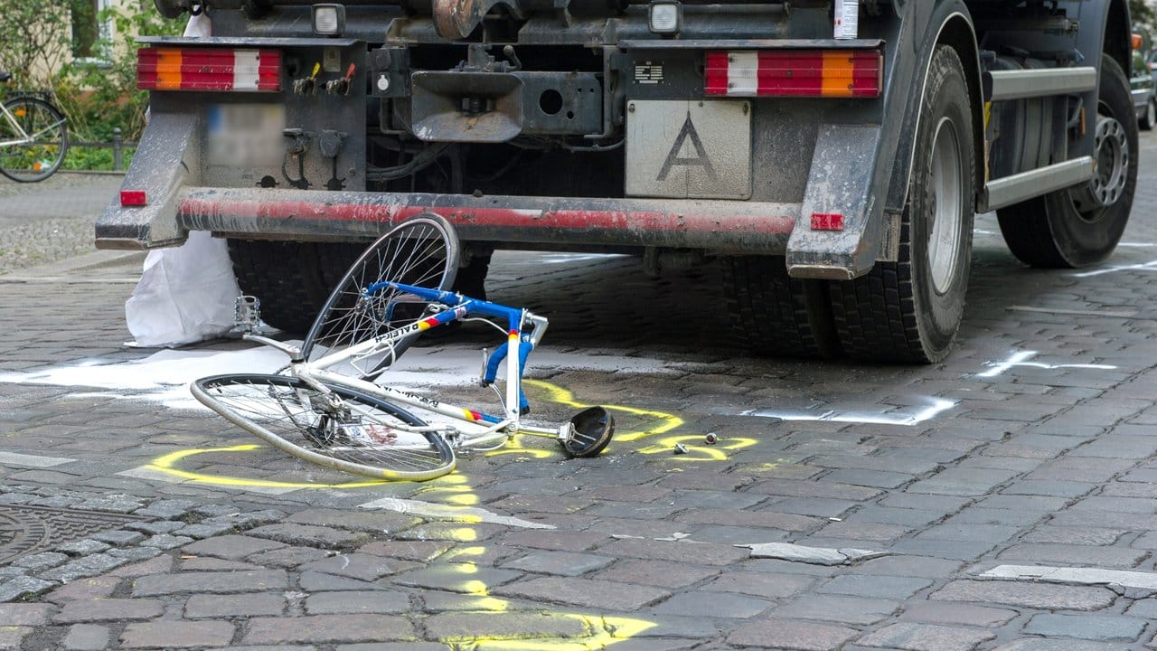 Beschädigtes Rad an einer Berliner Kreuzung: Auch an diesem tödlichen Unfall war ein Lkw beteiligt.