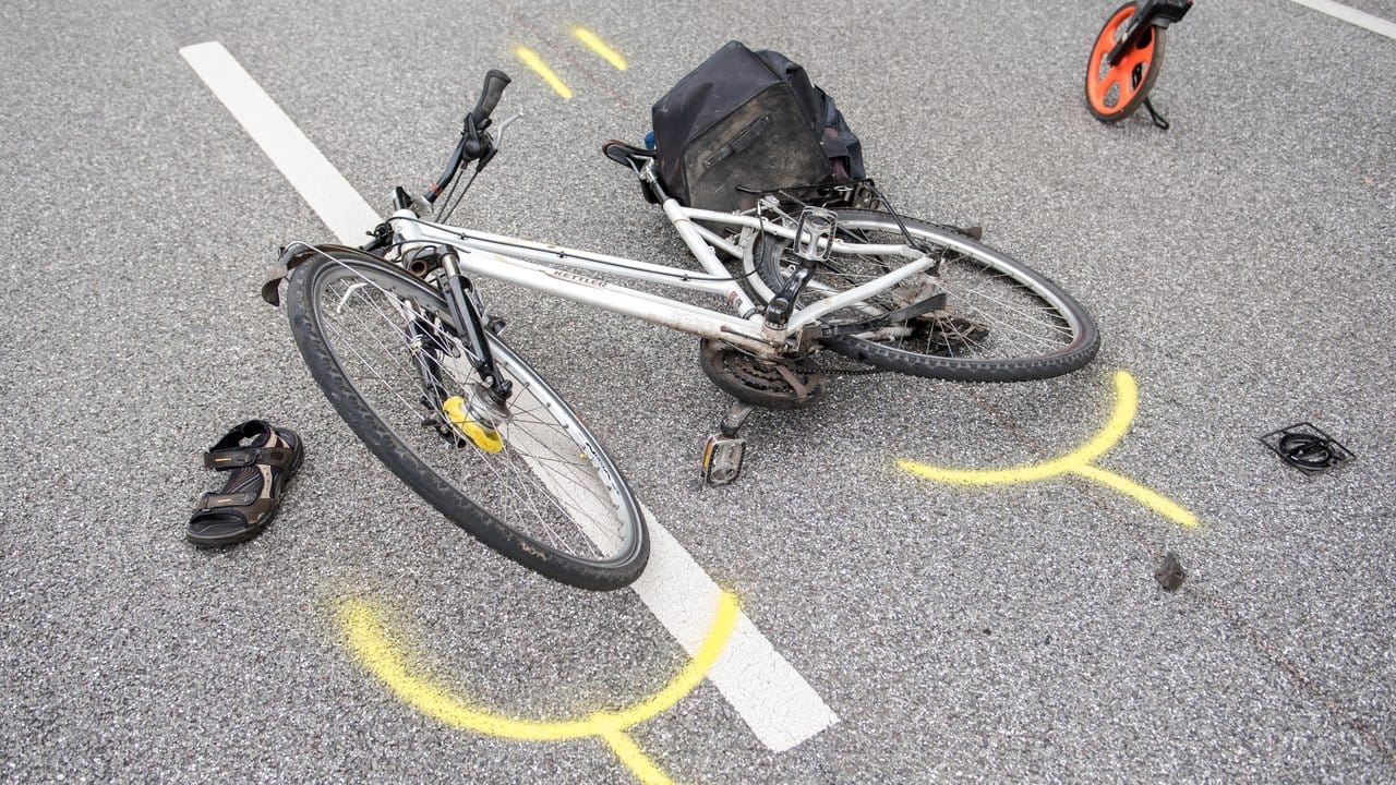 Ein Fahrrad liegt in Hamburg-Lokstedt nach einem Verkehrsunfall auf der Straße.