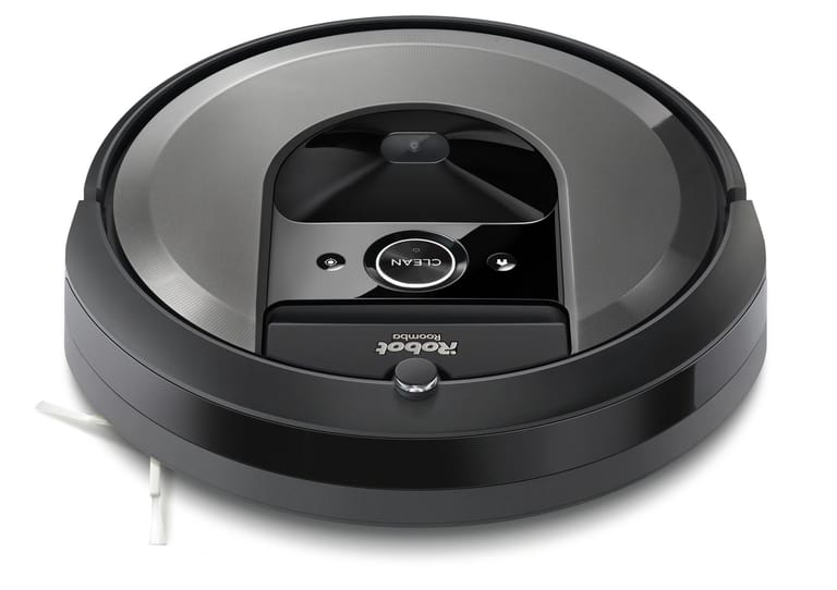 Der Roomba i7 navigiert mit einer Kombination aus Infrarotsensor und Weitwinkel-Kamera. Die Linse verbirgt sich in einer Einbuchtung auf der Oberseite. Dadurch kann sich der Roomba besser orientieren.