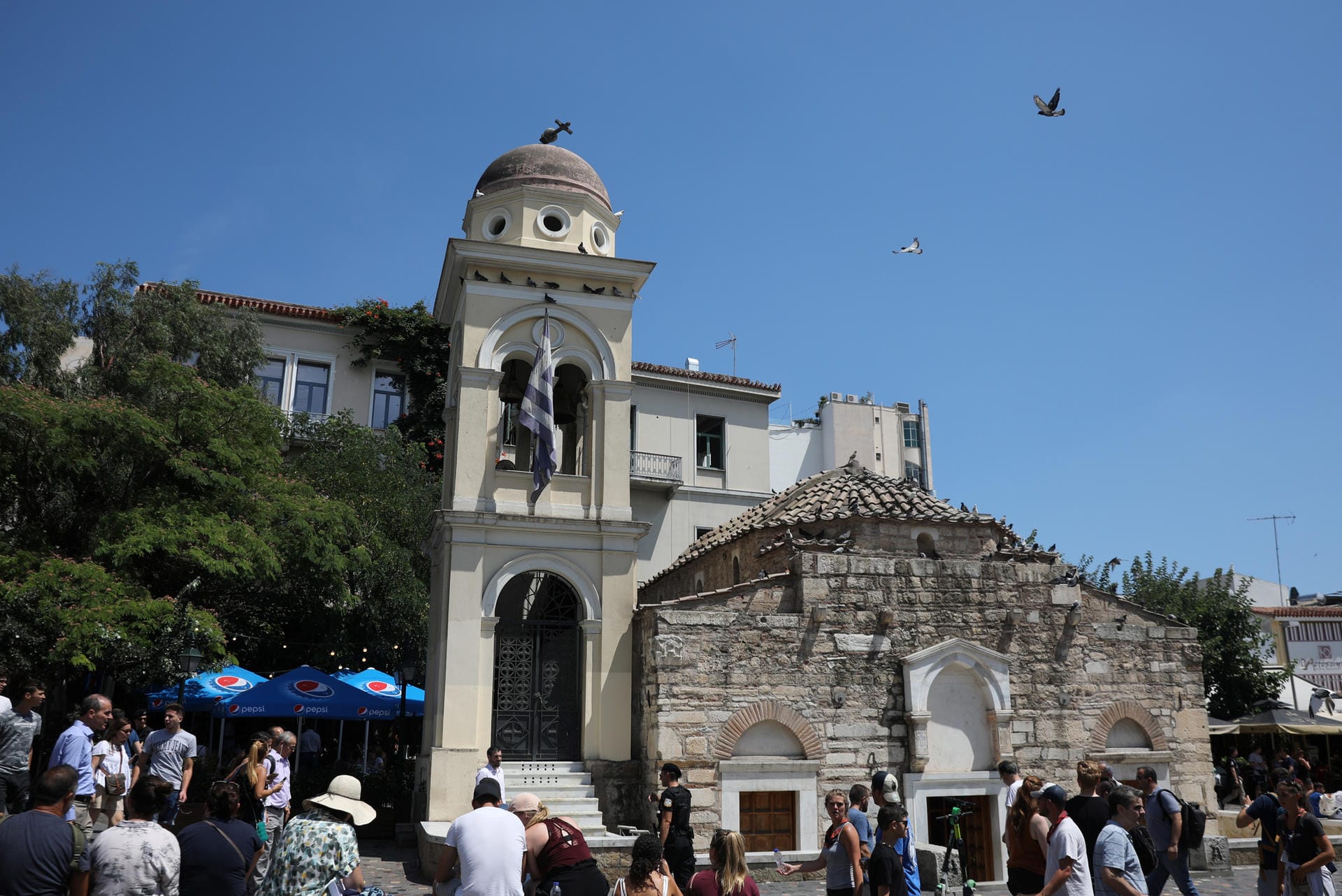 Auch die Kirche von Pantanassa am Onastiraki Platz bekam das Erdbeben zu spüren. Das Kreuz wurde beschädigt.
