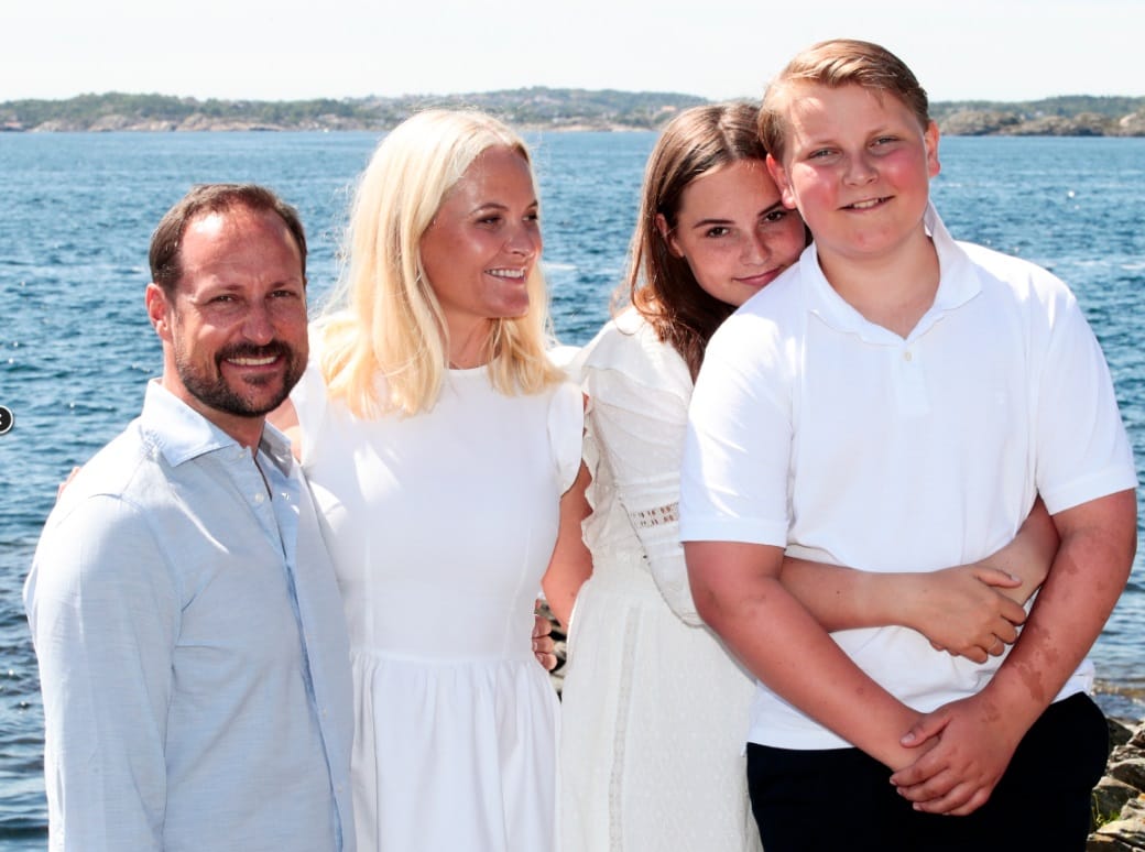 Die Schnappschüsse zeigen Prinz Haakon und seine Familie auf der Insel Dvergsøya nahe Kristiansand.