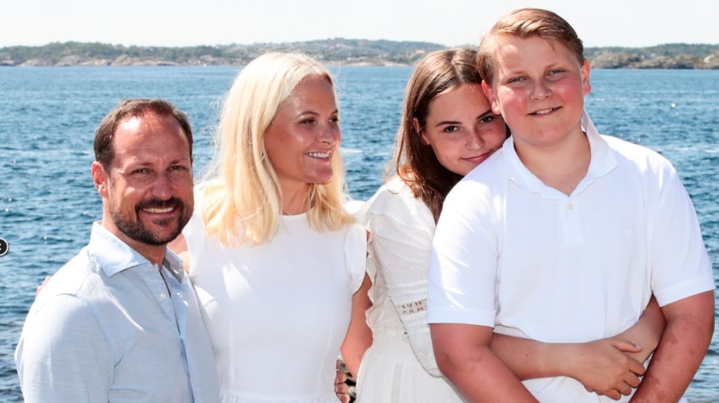 Die Schnappschüsse zeigen Prinz Haakon und seine Familie auf der Insel Dvergsøya nahe Kristiansand.