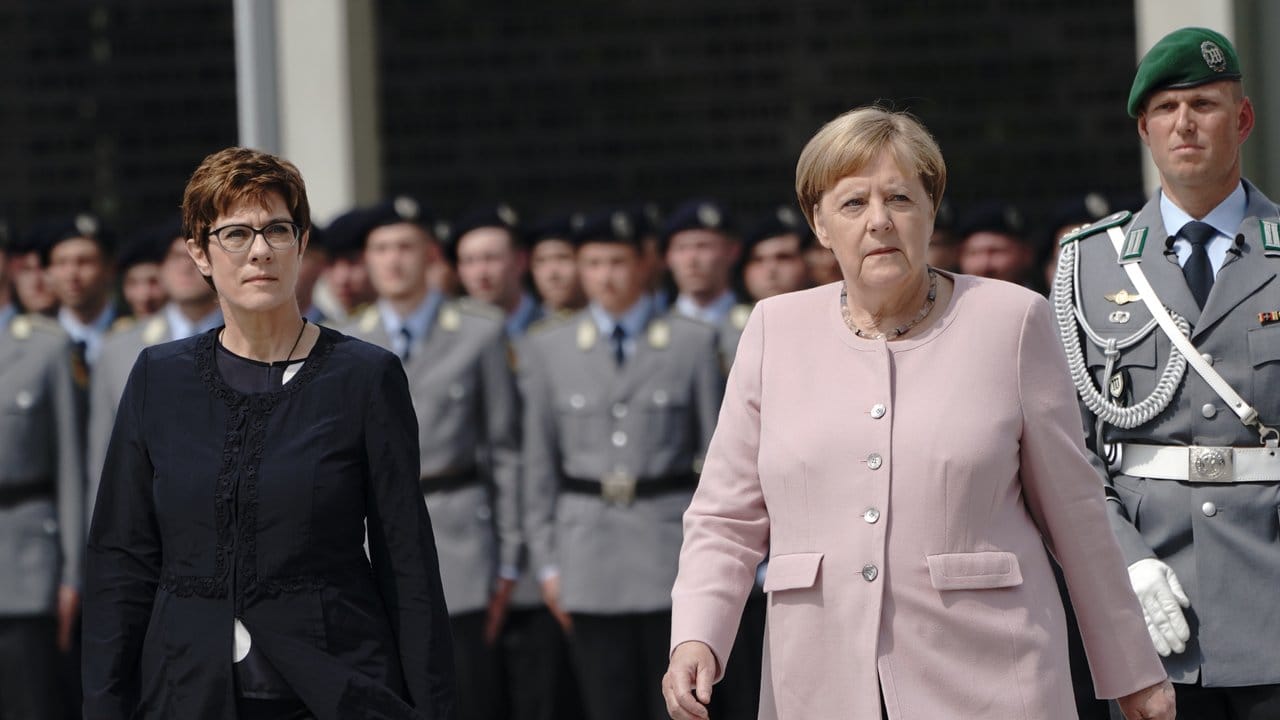 Verteidiungsministerin Annegret Kramp-Karrenbauer und Bundeskanzlerin Angela Merkel bei der Feierstunde in Berlin.