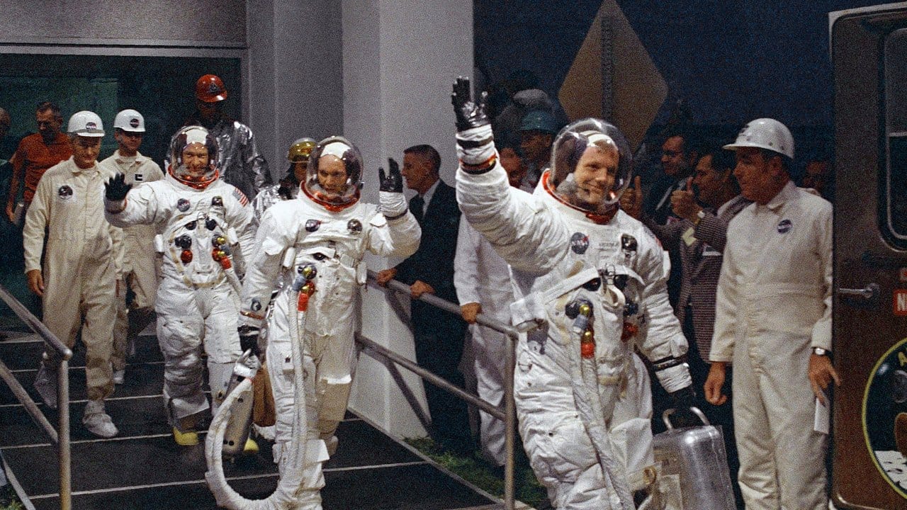 Neil Armstrong (r-l), Michael Collins und Buzz Aldrin auf dem Weg zu einem Wagen, der sie zur Startrampe im Kennedy Space Center bringen wird.