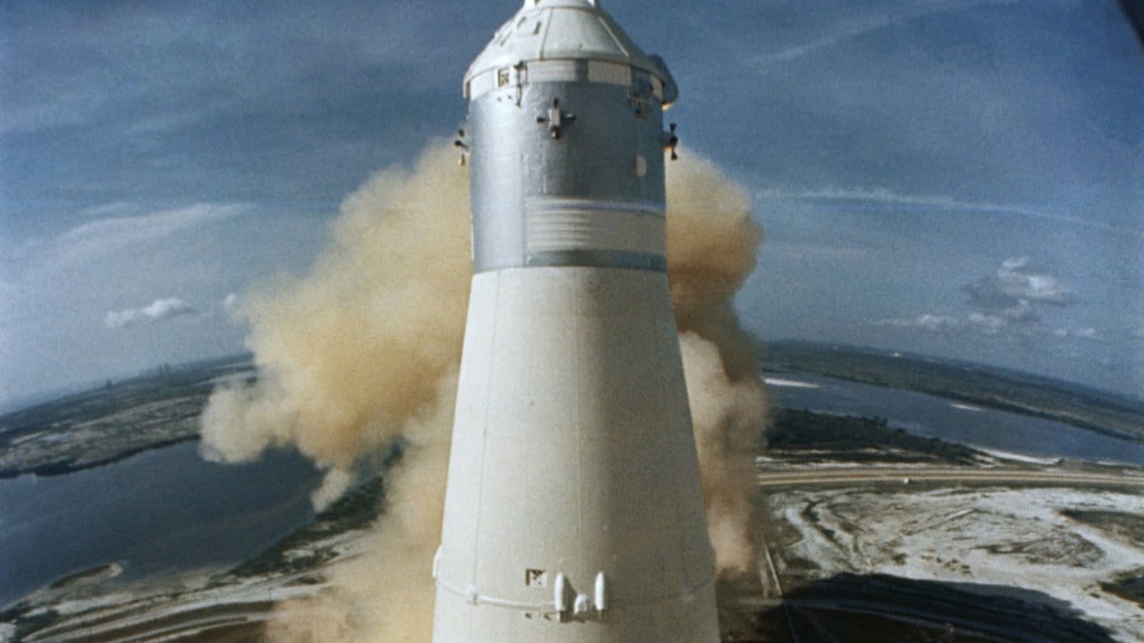 Die Saturn V-Rakete hebt am 16.