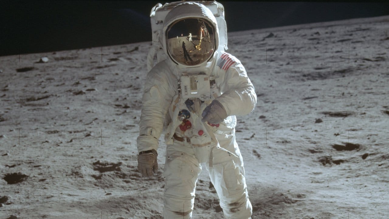 Der Astronaut Buzz Aldrin geht am 20.