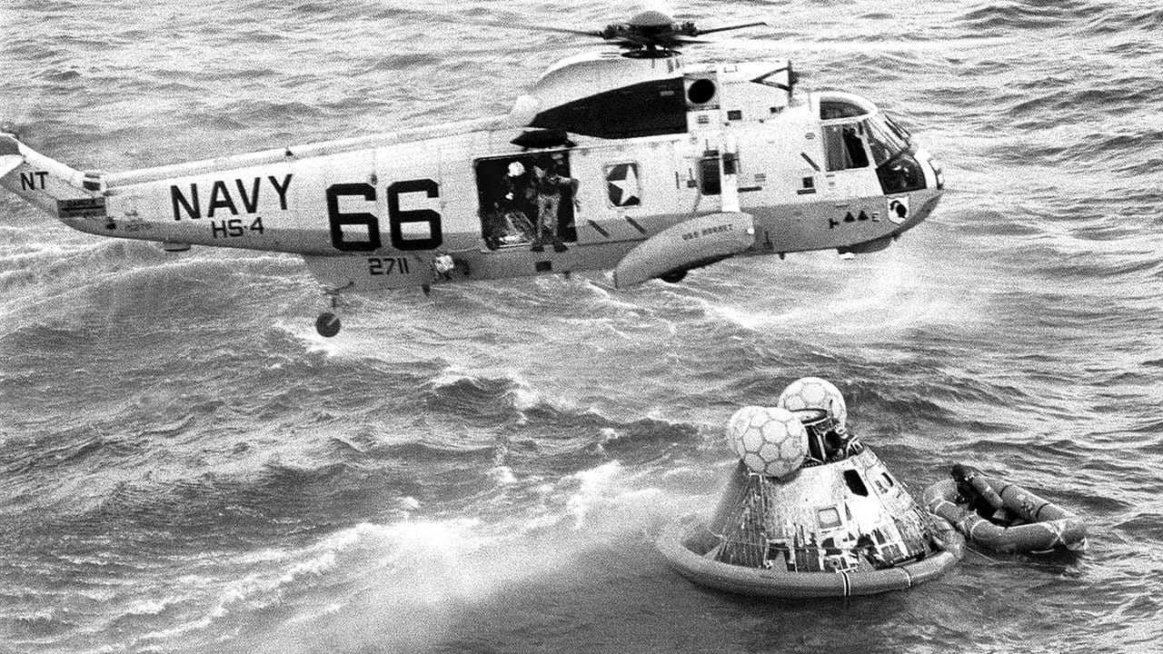 Ein Hubschrauber der Navy schwebt bei der Bergung der zurückgekehrten Astronauten über der Apollo 11-Kapsel.