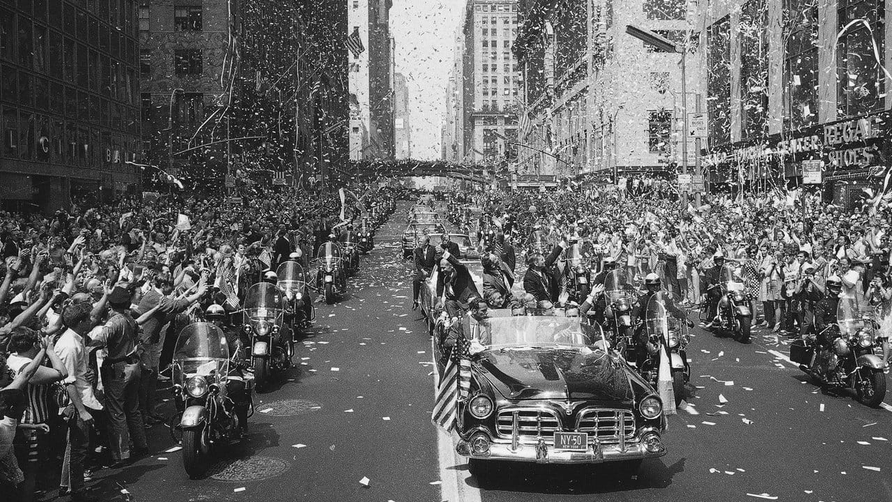 Buzz Aldrin (erstes Auto l-r), Michael Collins und Neil Armstrong werden nach ihrer Rückkehr bei einer Parade auf der 42nd Street in New York im August 1969 gefeiert.
