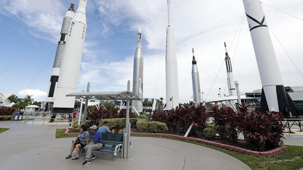 Besucher sitzen am Jahrestag der Mondlandung im sogenannten Raketengarten im Besucherzentrum des Kennedy Space Centers in Florida.