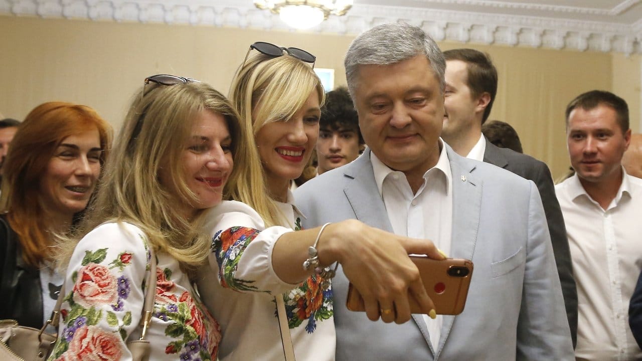 Die Partei des ehemaligen Präsidenten Petro Poroschenko (r) kann mit einem einstelligen Ergebnis knapp über der Fünf-Prozent-Hürde rechnen.