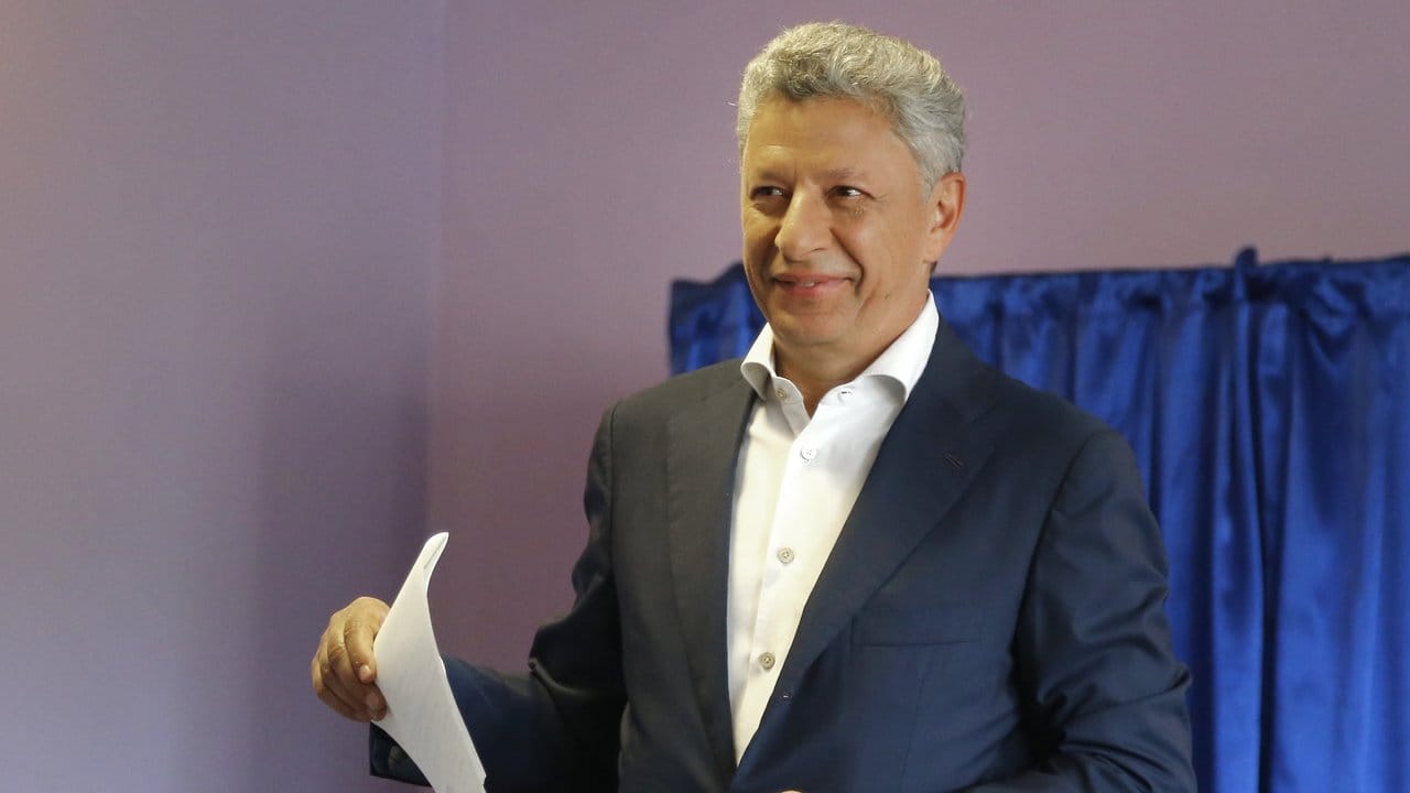Der als russlandfreundlich geltende Oppositionskandidat Kandidat Jurij Boiko bei der Stimmabgabe.