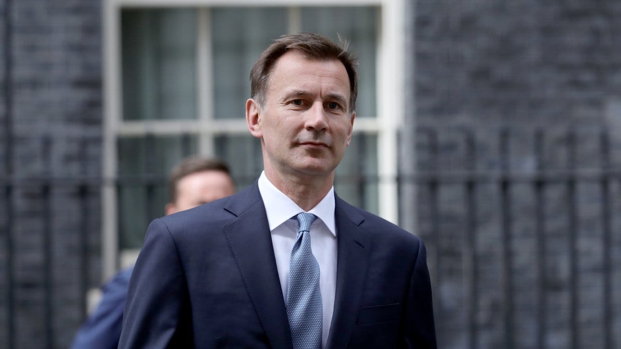 Außenminister Jeremy Hunt verlässt die Downing Street in London.