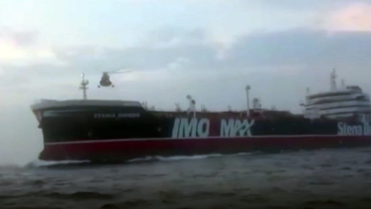 Ein Hubschrauber der iranischen Revolutionsgarde steht über dem britischen Öltanker "Stena Impero".