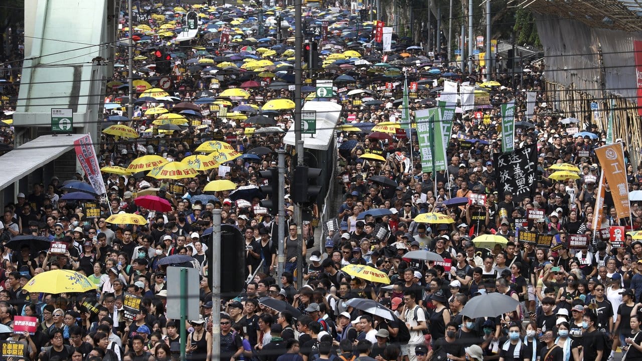 Hunderttausende Demonstranten ziehen durch Hongkong.