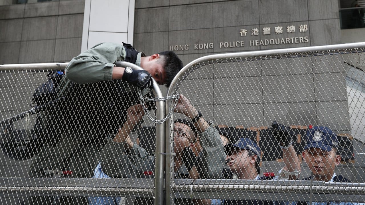Polizisten befestigen Barrikaden vor dem Polizeipräsidium.